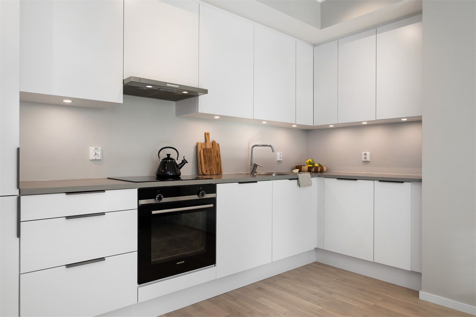 Pent kjøkken fra HTH i nøytrale og fine farger, samt godt med lagringsplass