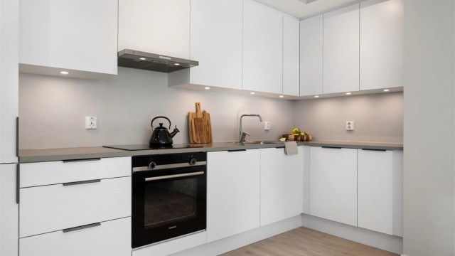 Pent kjøkken fra HTH i nøytrale og fine farger, samt godt med lagringsplass