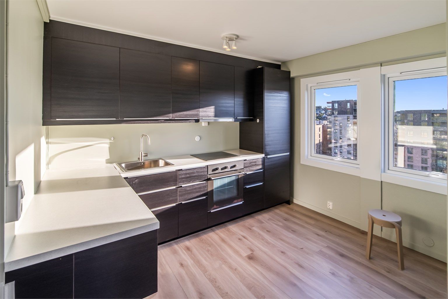 Godt utstyrt kjøkken med integrerte hvitevarer