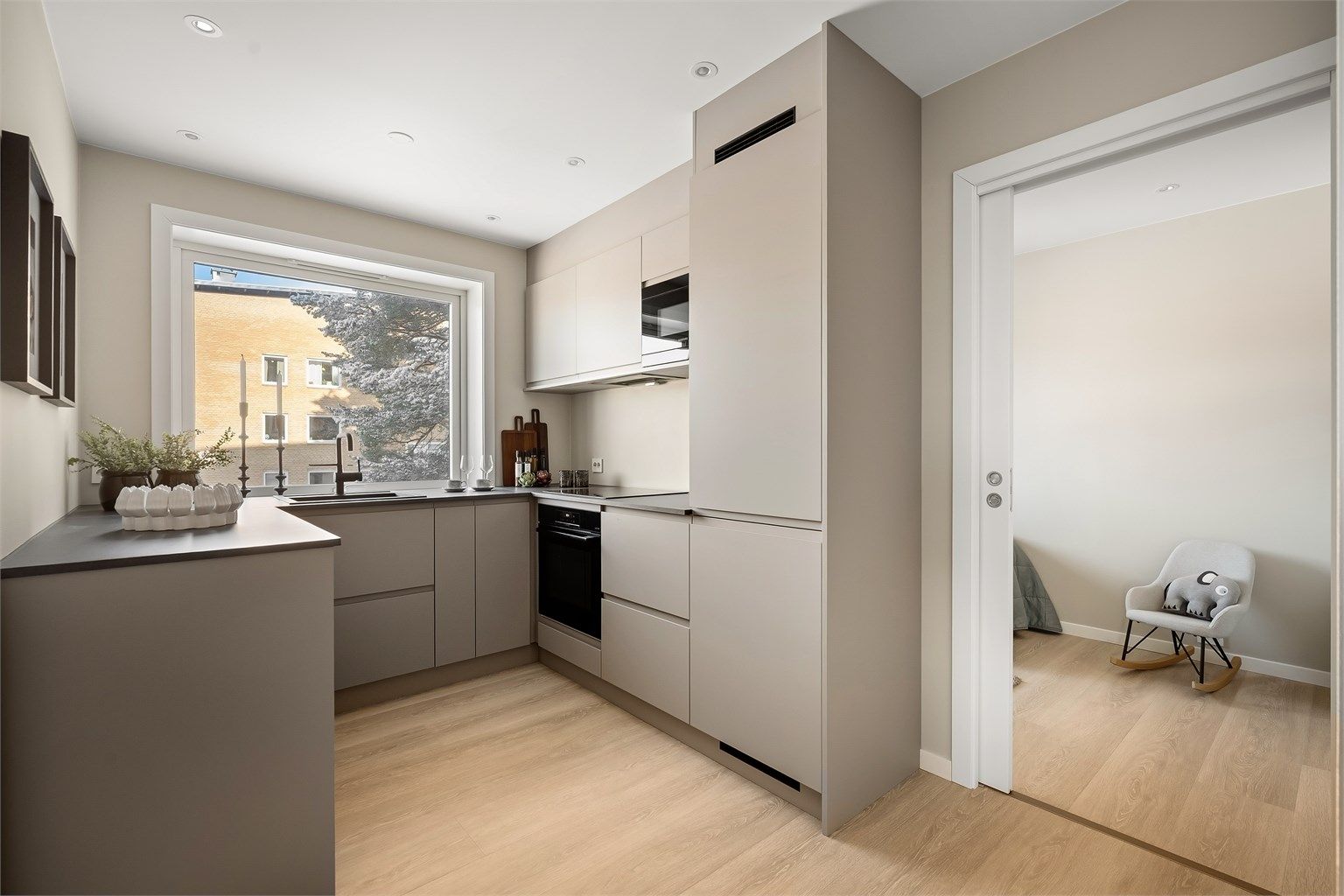 Moderne kjøkken fra KVIK, rehabilitert i 2026, med slette fronter og god skapplass.