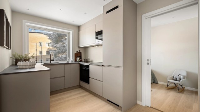 Moderne kjøkken fra KVIK, rehabilitert i 2026, med slette fronter og god skapplass.