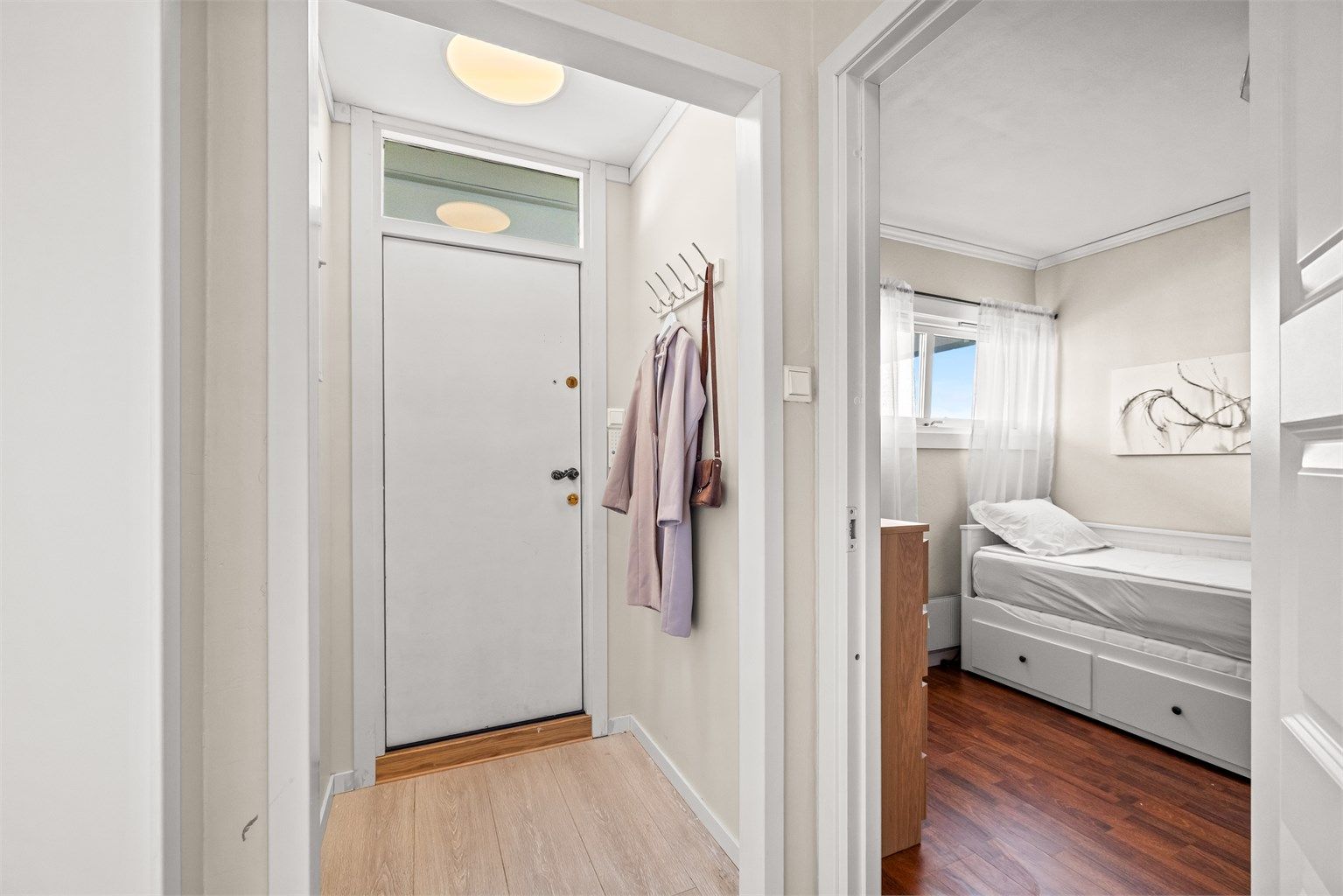 Velkommen inn! Her er det god plass til å henge fra seg yttertøy og sko.