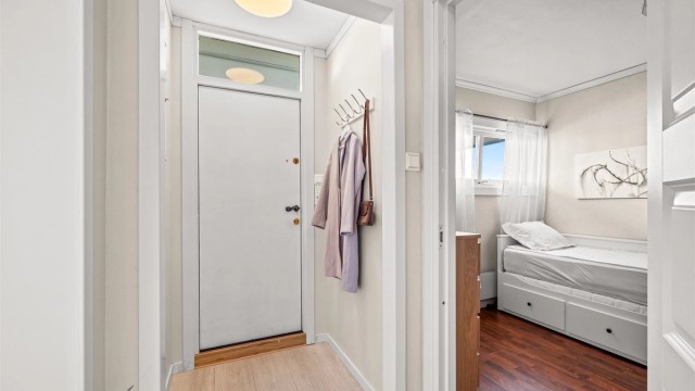 Velkommen inn! Her er det god plass til å henge fra seg yttertøy og sko.