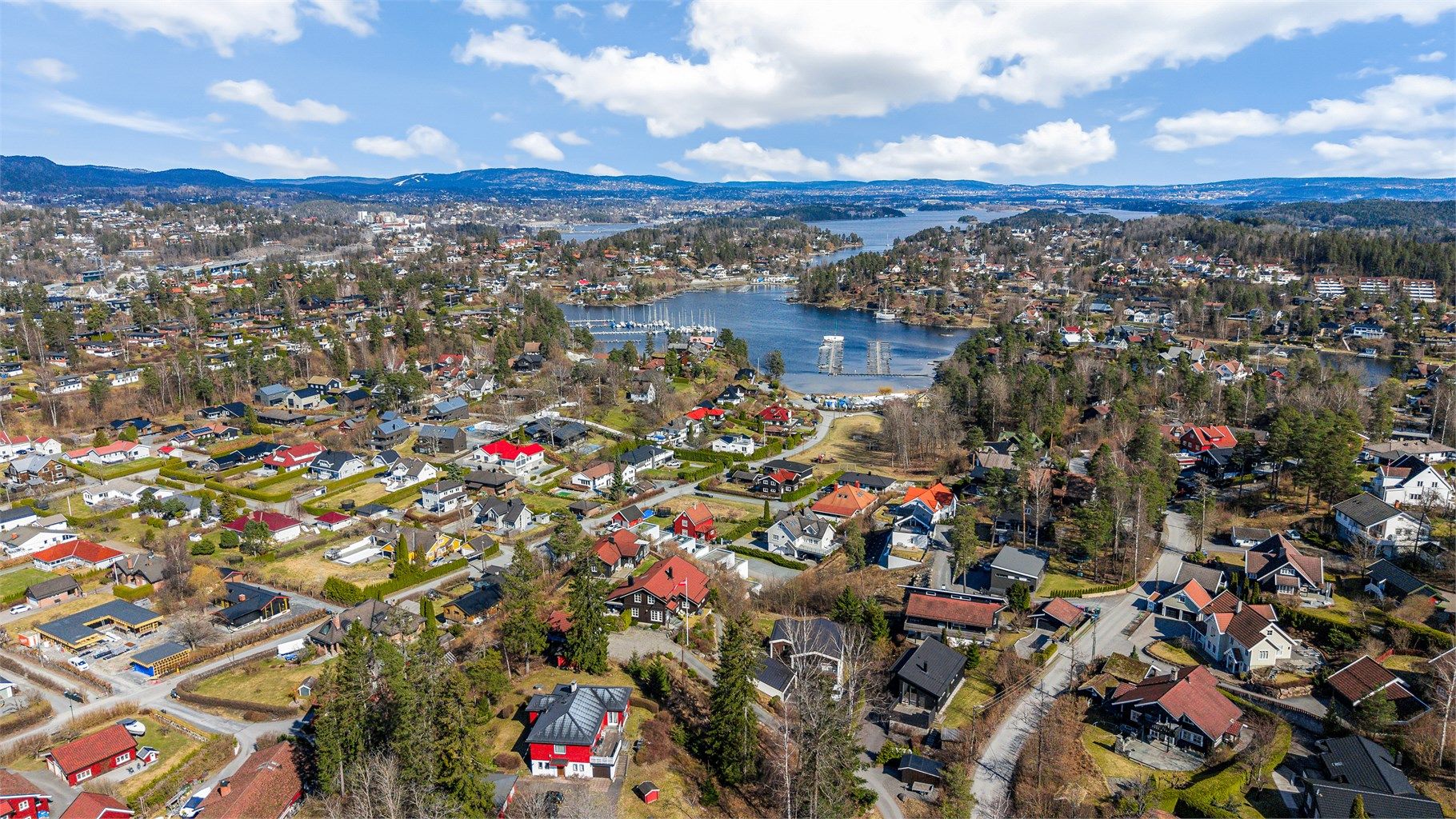Eiendommen ligger i en rolig blindvei på en solrik kolle med fantastisk utsikt, kort vei fra sjøen, i et idyllisk og attraktivt villastrøk