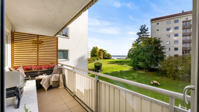 Fra stuen er det utgang til en balkong på 7 kvm med flotte solforhold og utsikt mot sjøen.