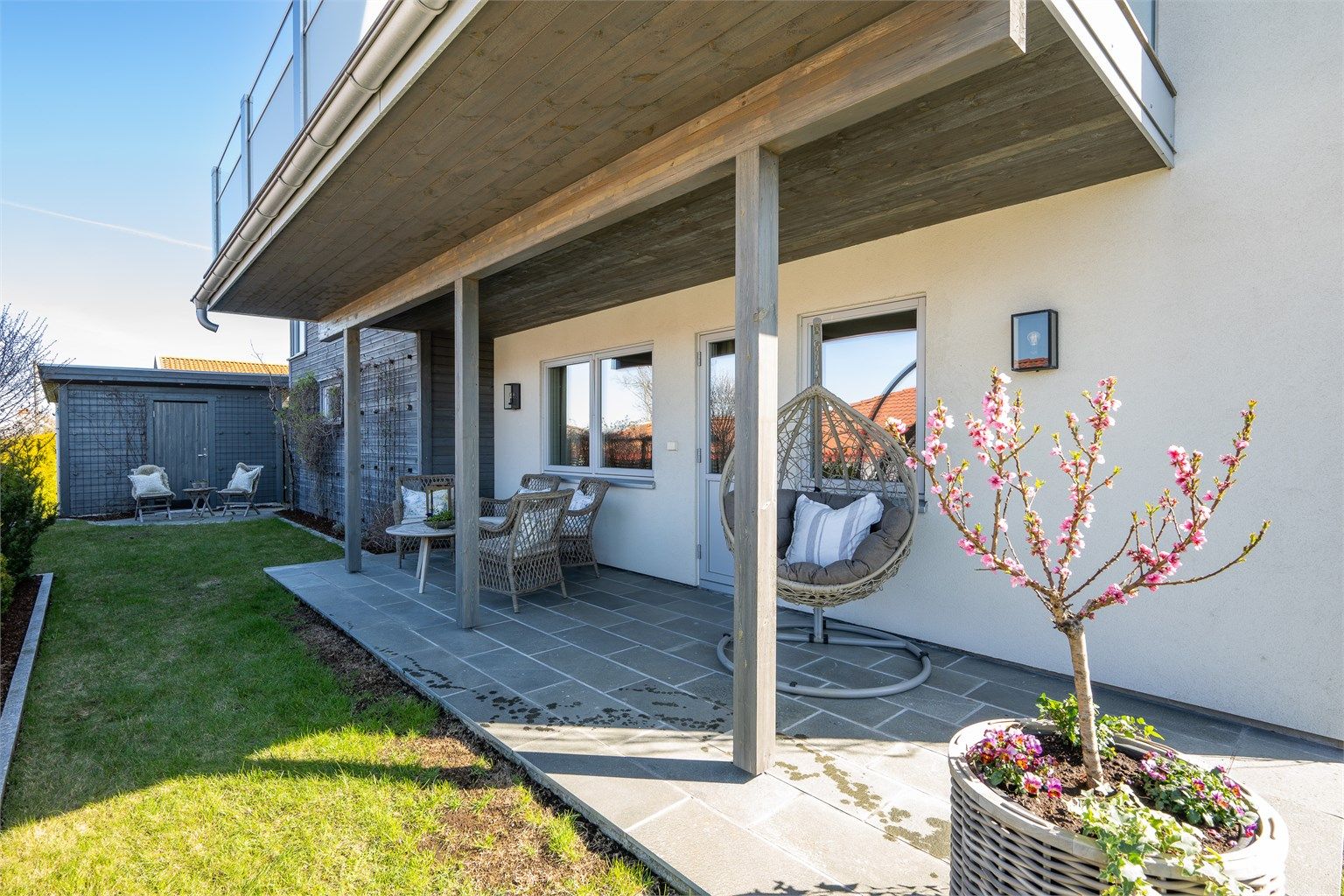 Markterrassen er et flott supplement til balkongen i etasjen over.