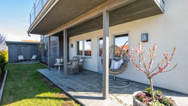 Markterrassen er et flott supplement til balkongen i etasjen over.