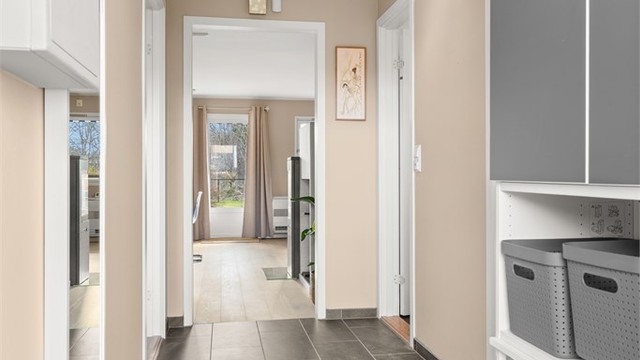 Entré med fliser og gulvvarme fornyet i 2024. Fra gangen er det en klar siktlinje gjennom leiligheten mot stuen og utgangen til terrassen, noe som gir en god romfølelse.