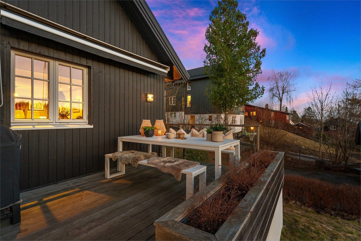 Vestvendt balkong på ca. 22 kvm med herlige solforhold og elektrisk markise. Her kan man nyte sen kveldssol