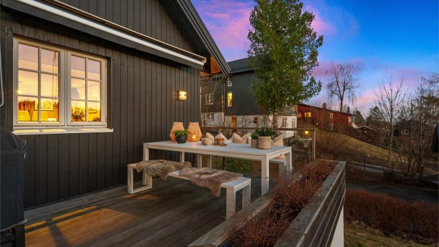 Vestvendt balkong på ca. 22 kvm med herlige solforhold og elektrisk markise. Her kan man nyte sen kveldssol