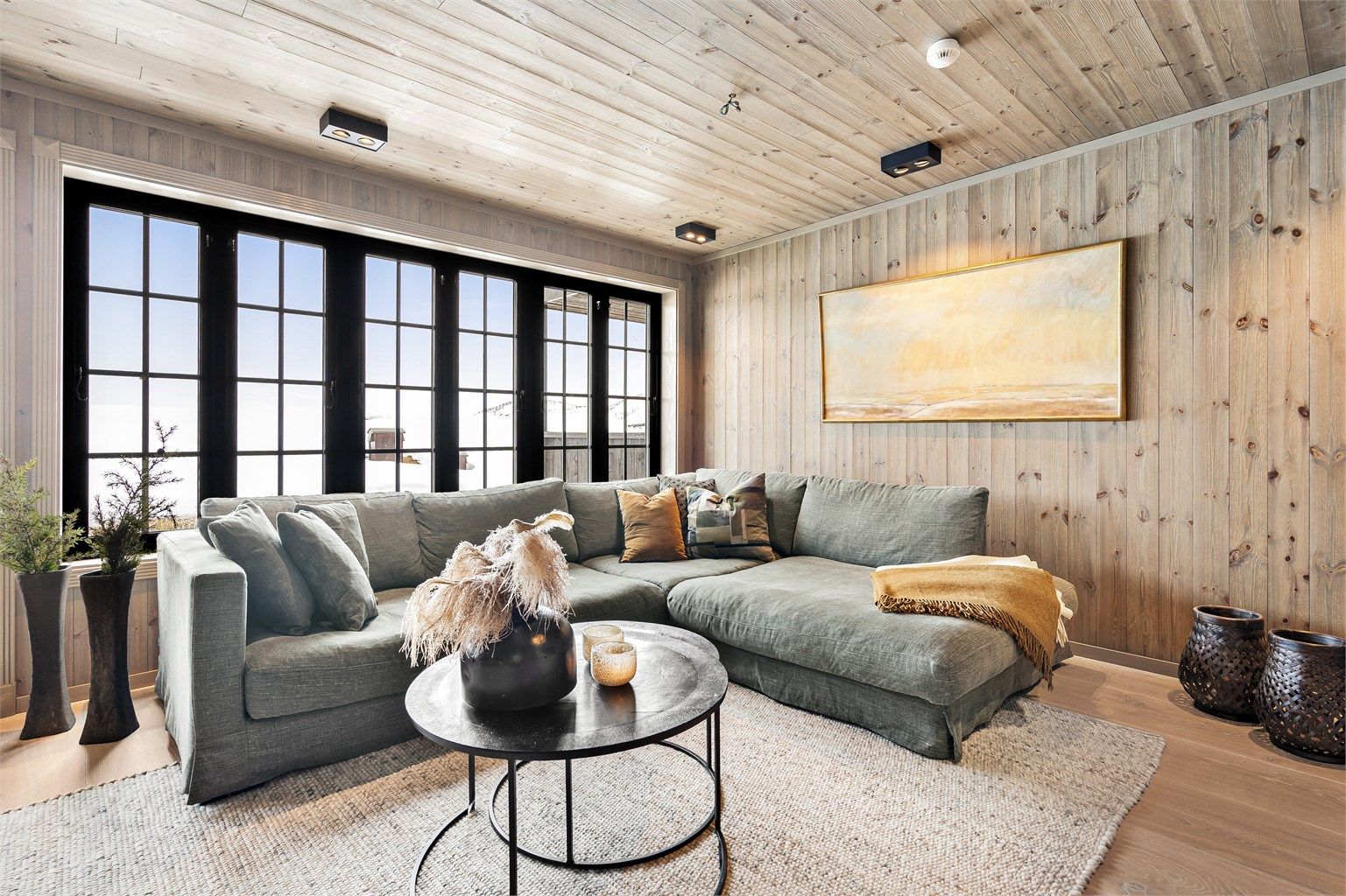 Stue med god plass til sofagruppe 