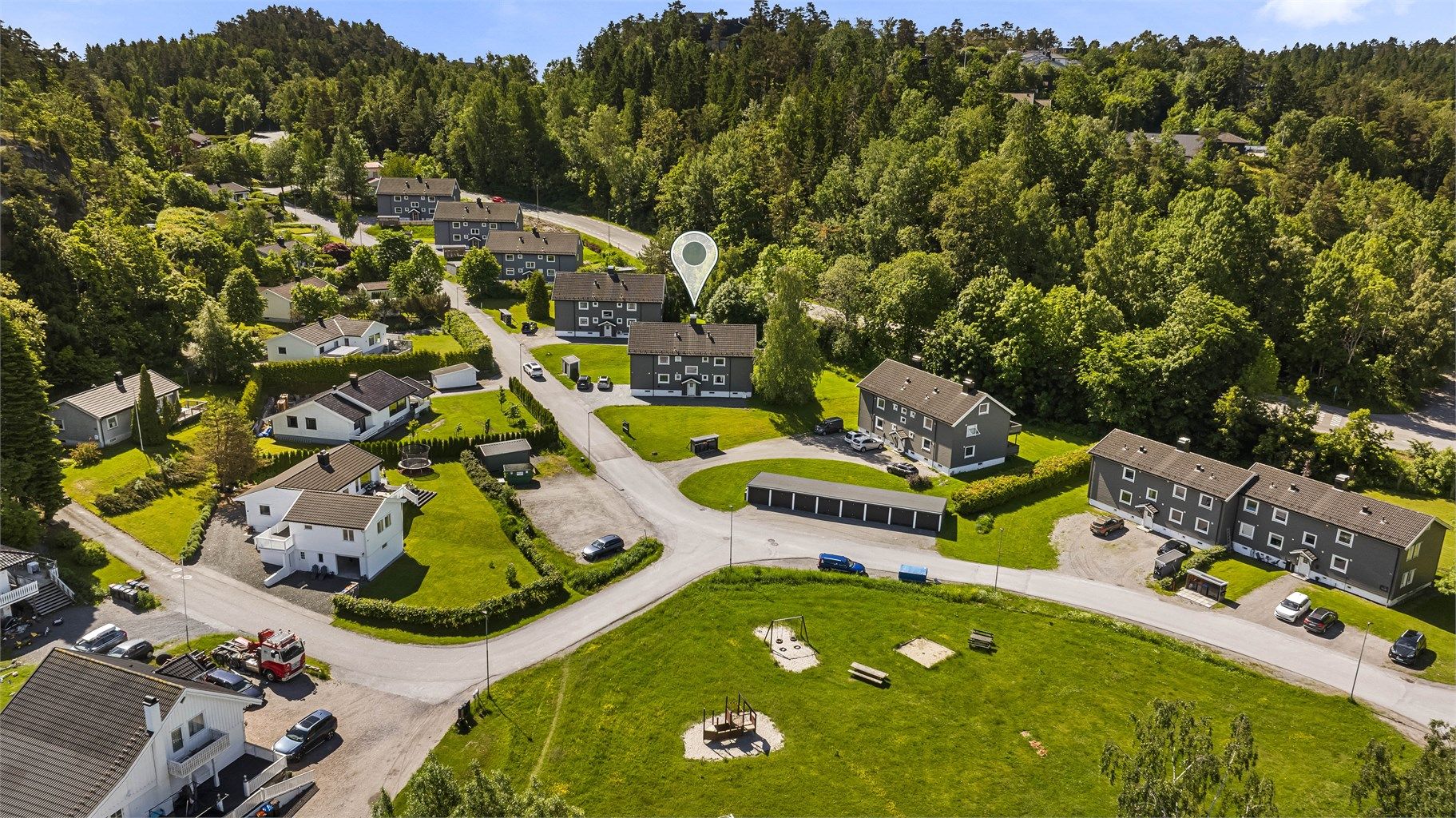 Kamfjord Borettslag består av flere firemannsboliger med store, grønne fellesarealer.