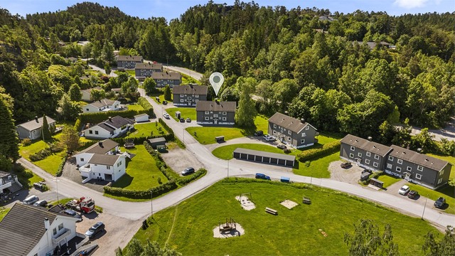 Kamfjord Borettslag består av flere firemannsboliger med store, grønne fellesarealer.