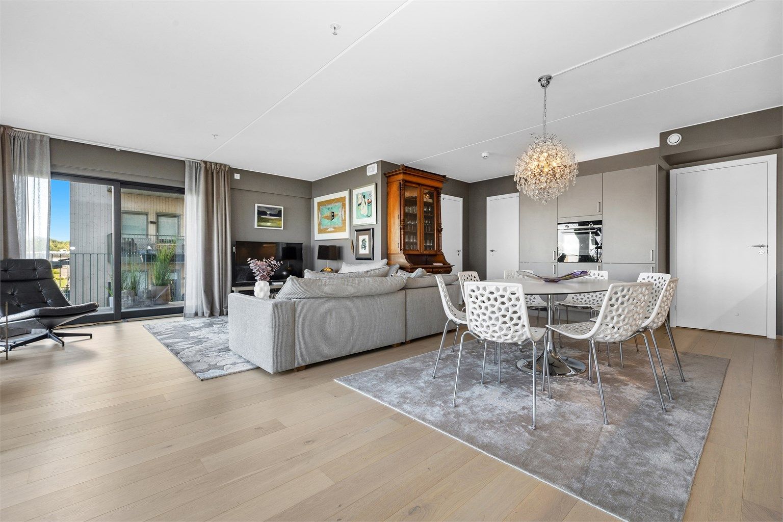 Stue med utgang til balkonger på to sider