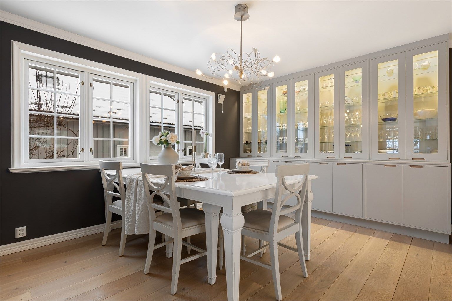 Det er god plass for spisebord og tilhørende møblement