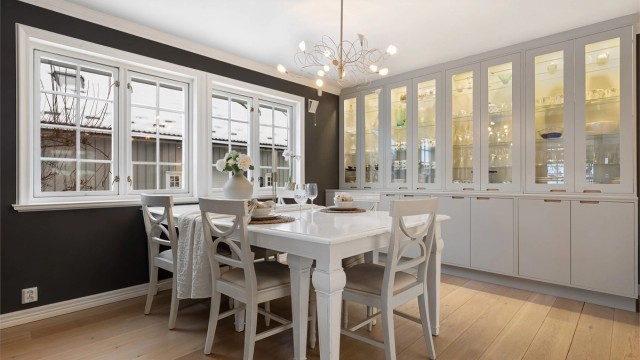 Det er god plass for spisebord og tilhørende møblement