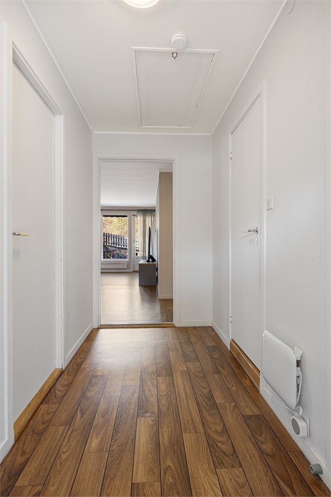 Fra gangen er det også en takluke med stige til et uinnredet kaldtloft for ekstra lagring.