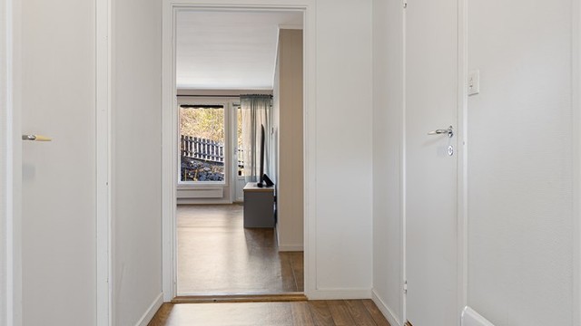 Fra gangen er det også en takluke med stige til et uinnredet kaldtloft for ekstra lagring.