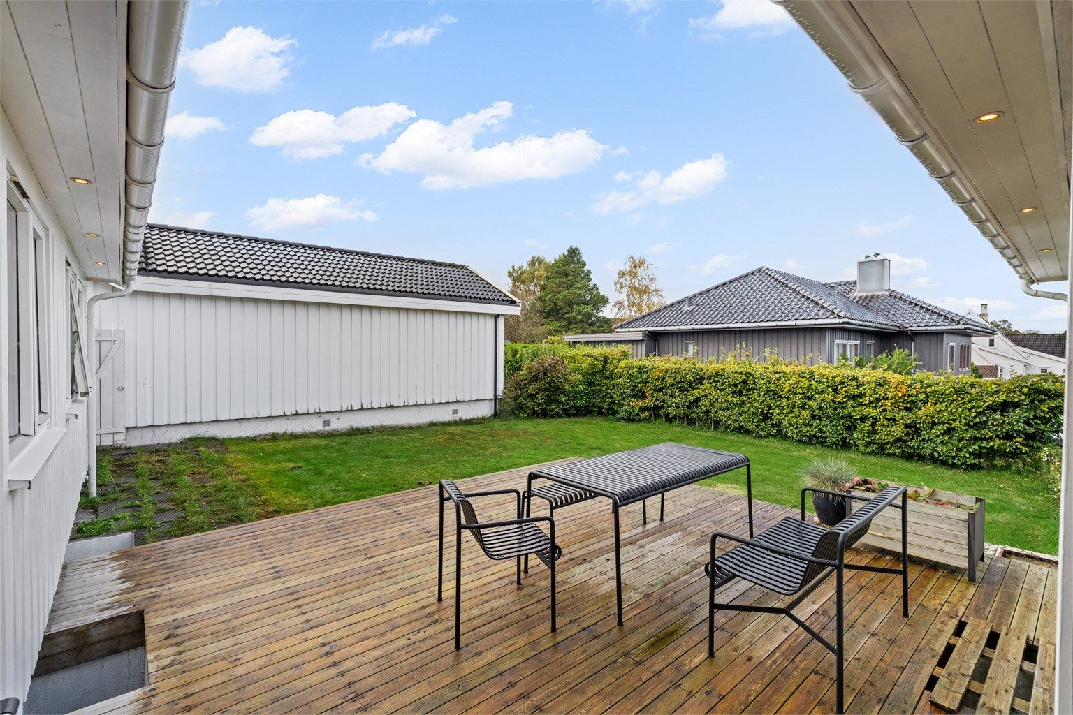 Terrassen har god plass til sittegruppe