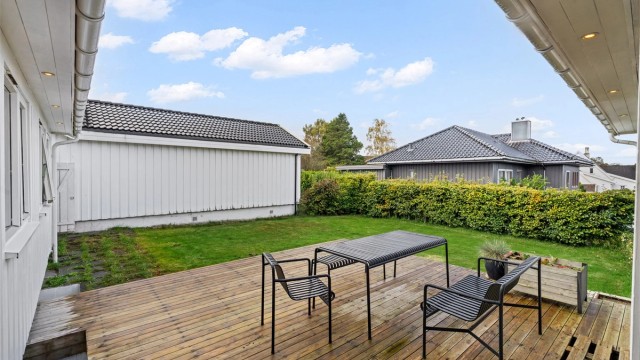 Terrassen har god plass til sittegruppe