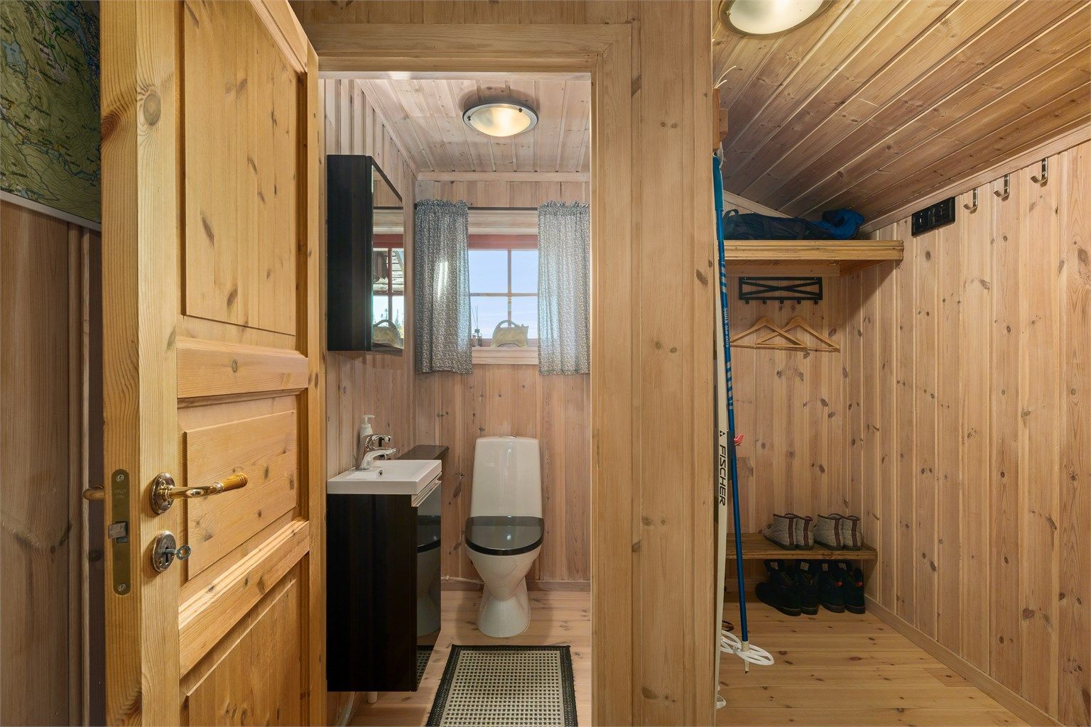 I tilknytning til inngangspartiet ligger et praktisk toalettrom og et garderoberom.