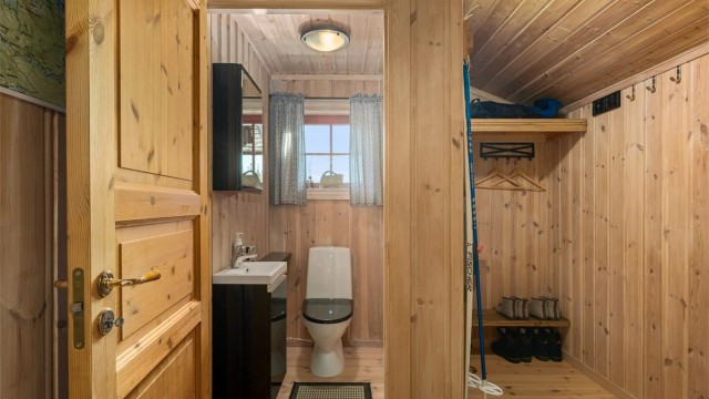 I tilknytning til inngangspartiet ligger et praktisk toalettrom og et garderoberom.