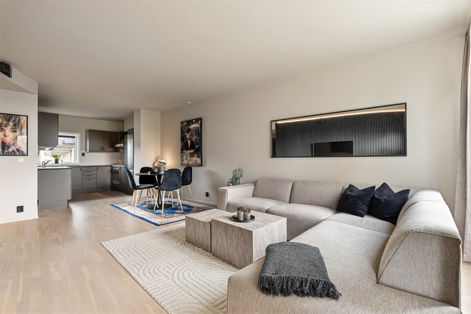 Stuen har god plass til stor sofagruppe med tilhørende TV-møblement samt spisegruppe. 