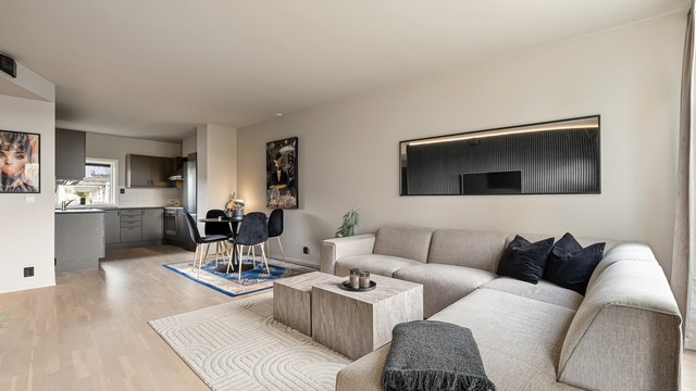 Stuen har god plass til stor sofagruppe med tilhørende TV-møblement samt spisegruppe.