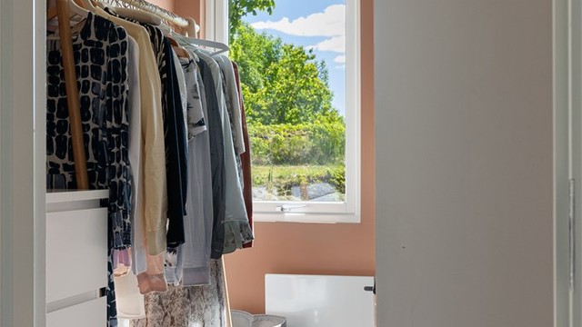 Mellom soverommene finnes et rom benyttet som garderobe-/omkledningsrom.