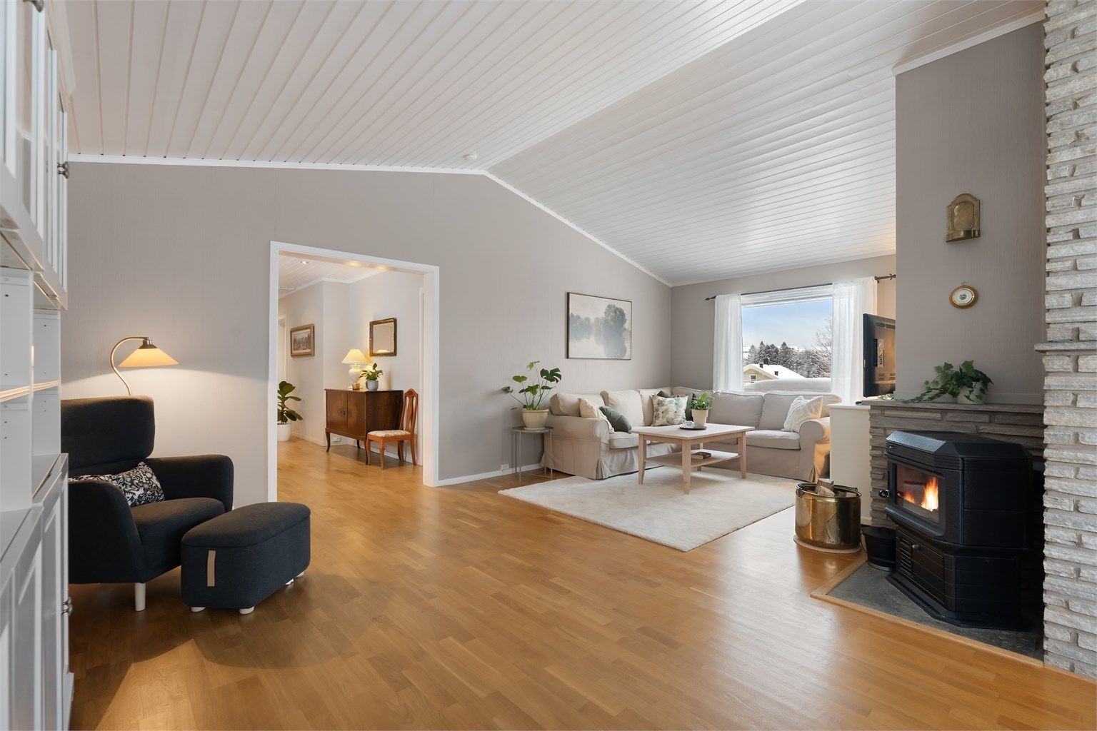 Rommet har en god planløsning som gjør det enkelt å møblere etter eget ønske.