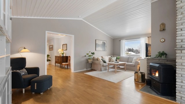 Rommet har en god planløsning som gjør det enkelt å møblere etter eget ønske.