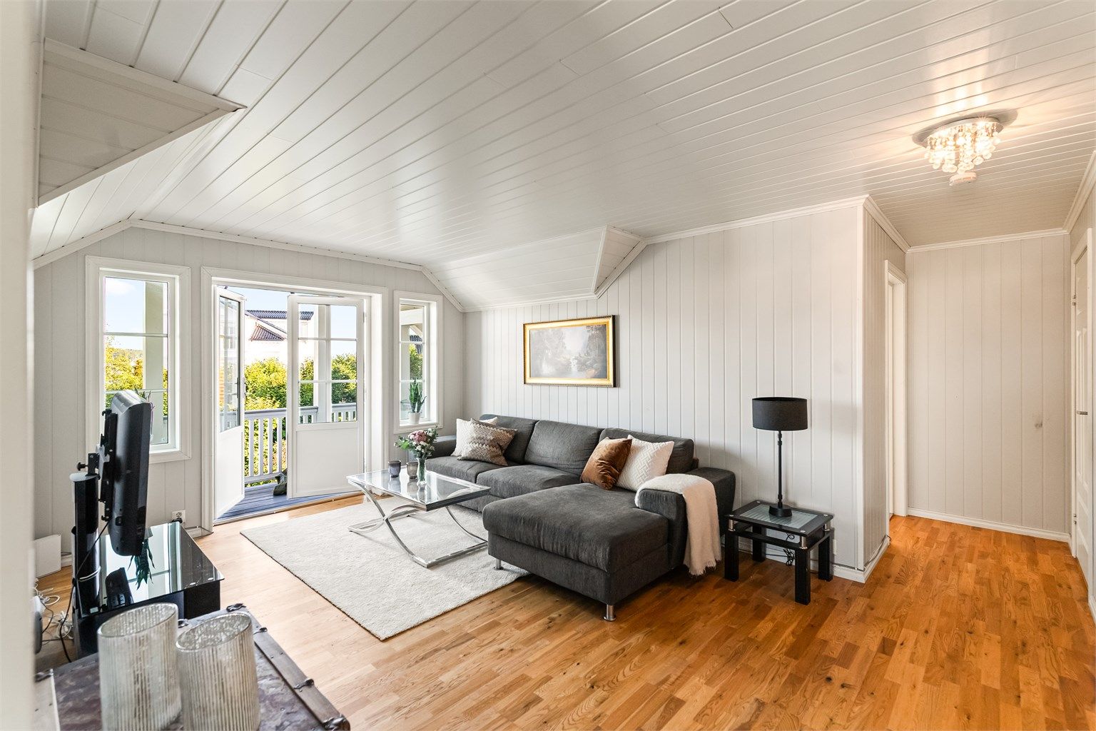 Planløsningen er gjennomtenkt og praktisk, med god flyt mellom rommene og smarte løsninger. Med sine romslige oppholdsrom, flere stuer og rikelig med soverom er dette en perfekt bolig for storfamilien.