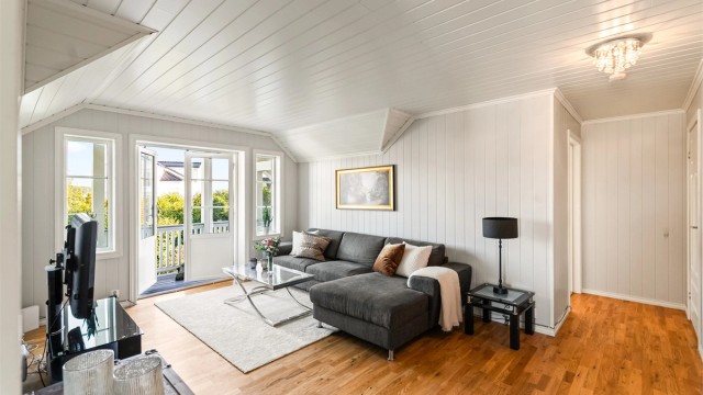 Planløsningen er gjennomtenkt og praktisk, med god flyt mellom rommene og smarte løsninger. Med sine romslige oppholdsrom, flere stuer og rikelig med soverom er dette en perfekt bolig for storfamilien.