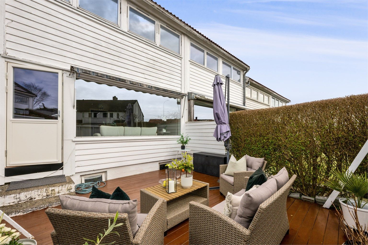 Romslig terrasse med plass til hagemøbler. 