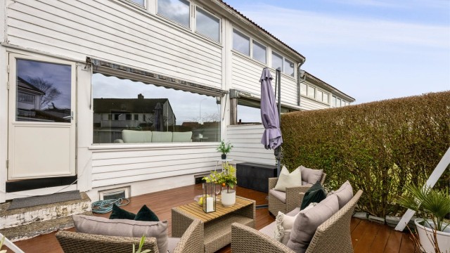 Romslig terrasse med plass til hagemøbler.