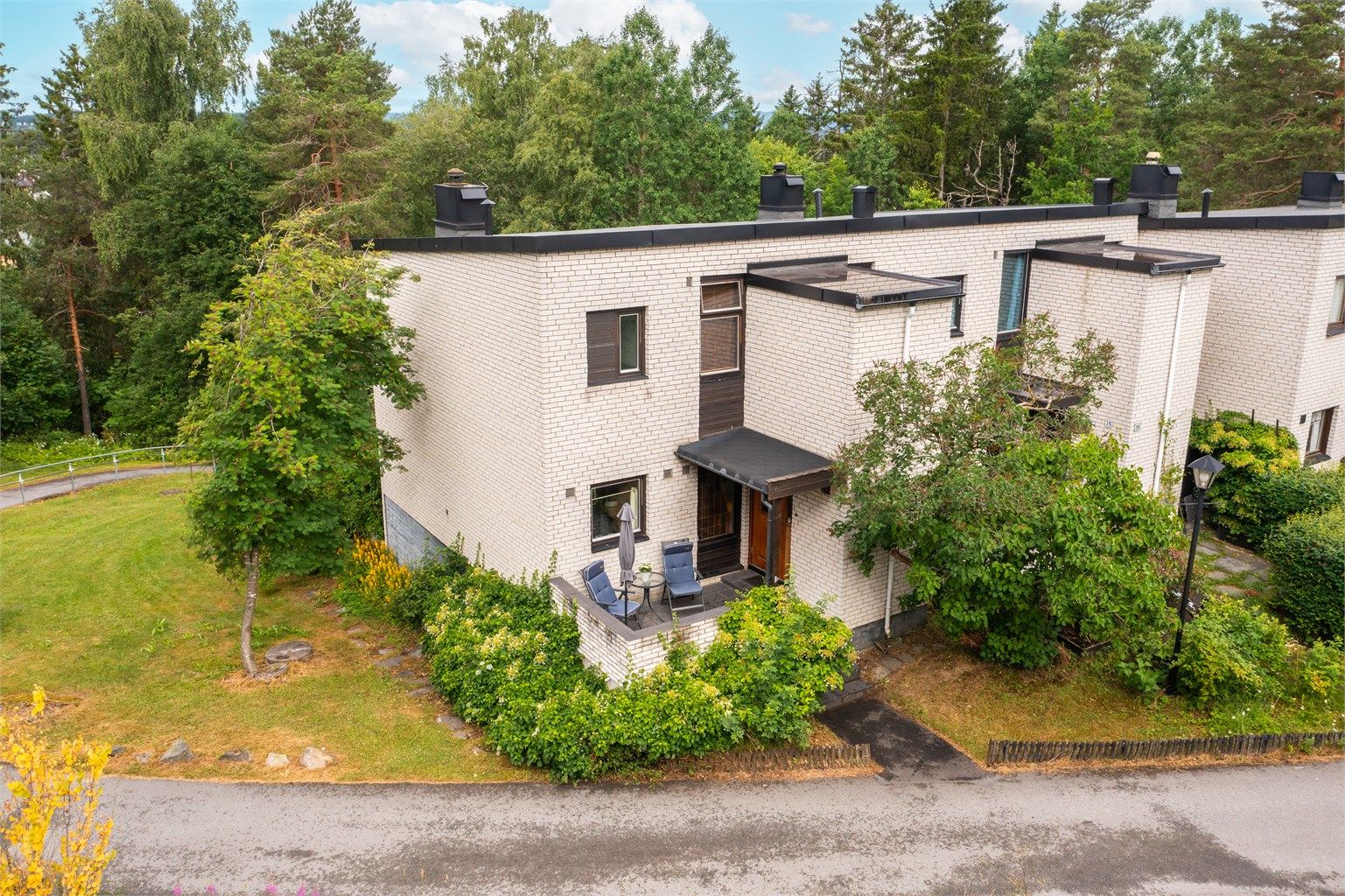Det medfølger biloppstillingsplass nr. 23 i felles garasjehus. Garasjehuset eies og driftes av Tveteråsen Eiendom AS. Garasjeanlegget er tilrettelagt for elbillading med Zaptec Pro.