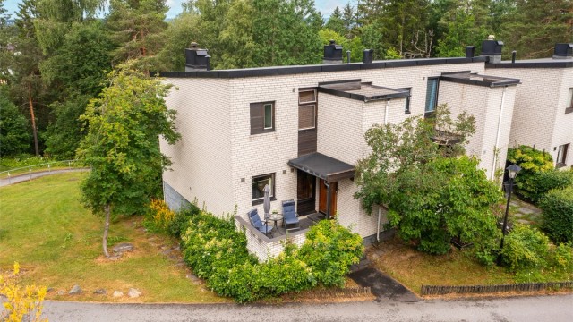 Det medfølger biloppstillingsplass nr. 23 i felles garasjehus. Garasjehuset eies og driftes av Tveteråsen Eiendom AS. Garasjeanlegget er tilrettelagt for elbillading med Zaptec Pro.