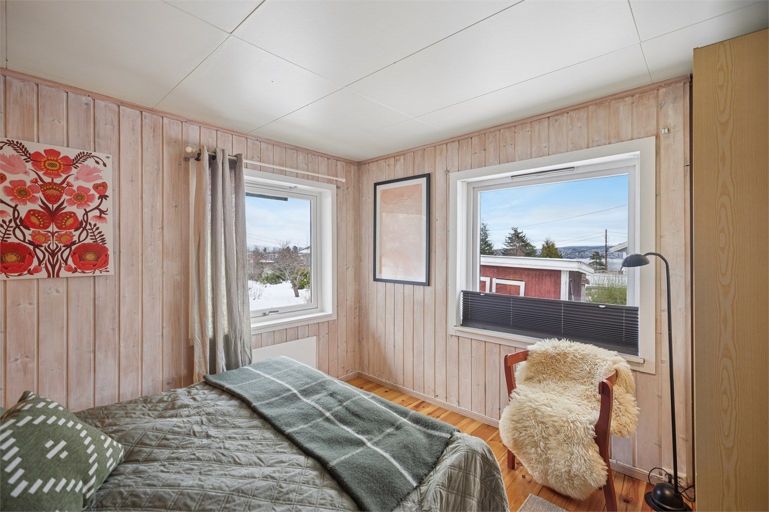 Lyst og hyggelig soverom i 1. etasje 