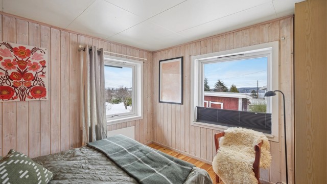 Lyst og hyggelig soverom i 1. etasje