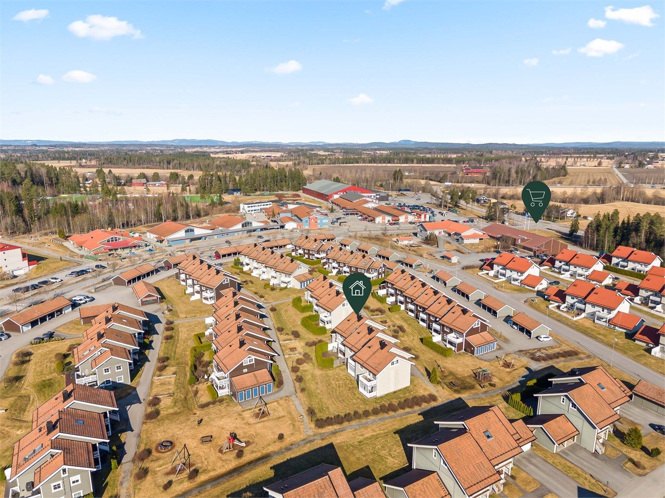 Fra boligen er det kort gangavstand til Neskollen skole (3
 min), barnehager og Rema 1000 (3 min).