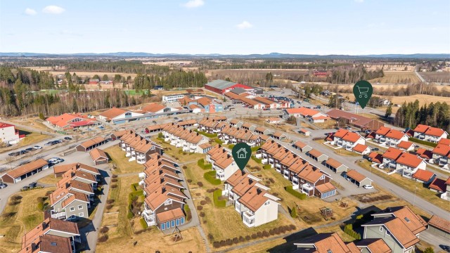 Fra boligen er det kort gangavstand til Neskollen skole (3
min), barnehager og Rema 1000 (3 min).
