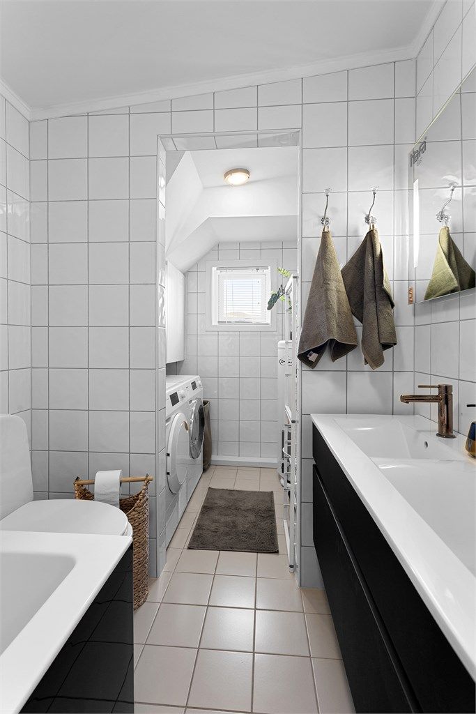 Opplegg for vaskemaskin i åpent rom innenfor badet. 
