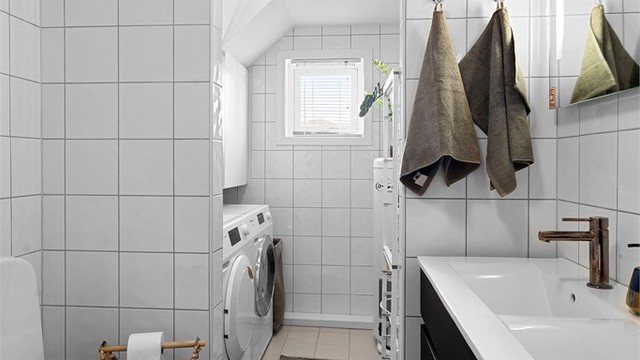 Opplegg for vaskemaskin i åpent rom innenfor badet.