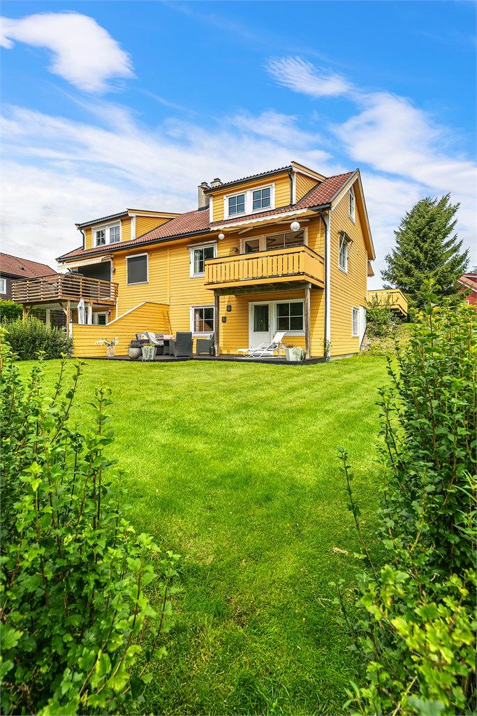 Sjarmerende halvpart av vertikaldelt bolig med romslig og solrik hage