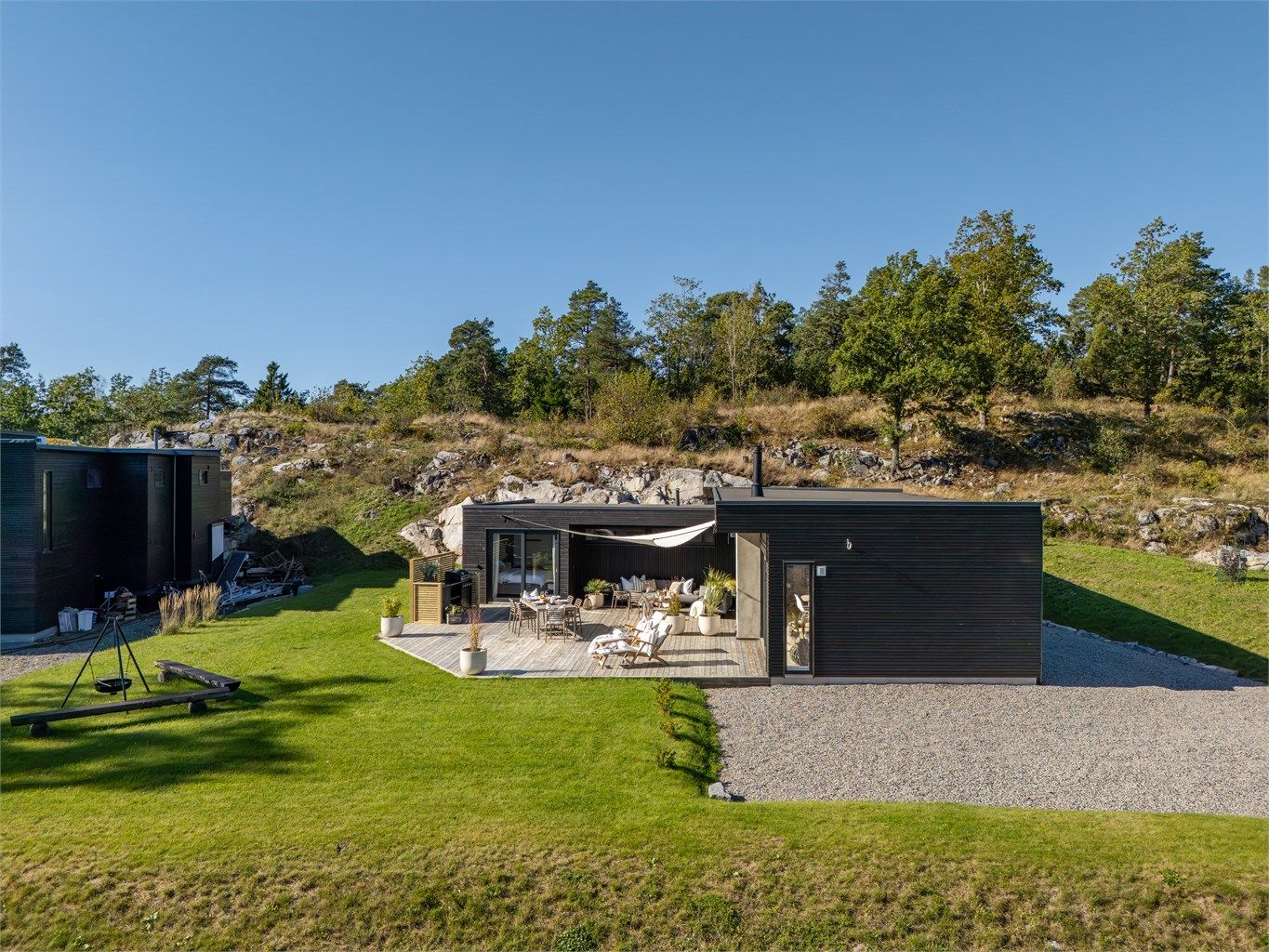 Hytta ligger fint til i terrenget med gode uteområder.