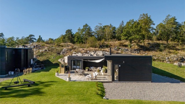 Hytta ligger fint til i terrenget med gode uteområder.