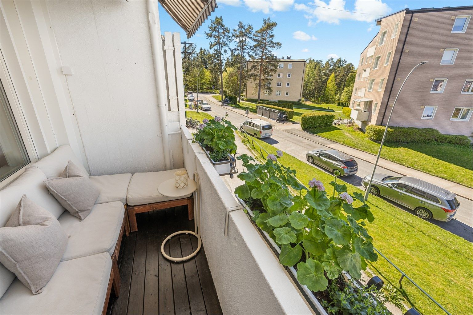 Her er det plass til både utemøbler og blomsterkasser for å skape en grønn oase.