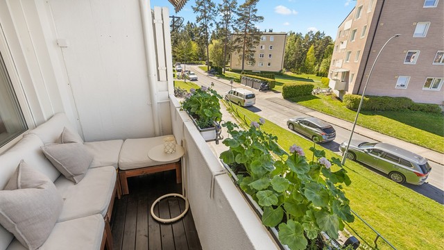 Her er det plass til både utemøbler og blomsterkasser for å skape en grønn oase.