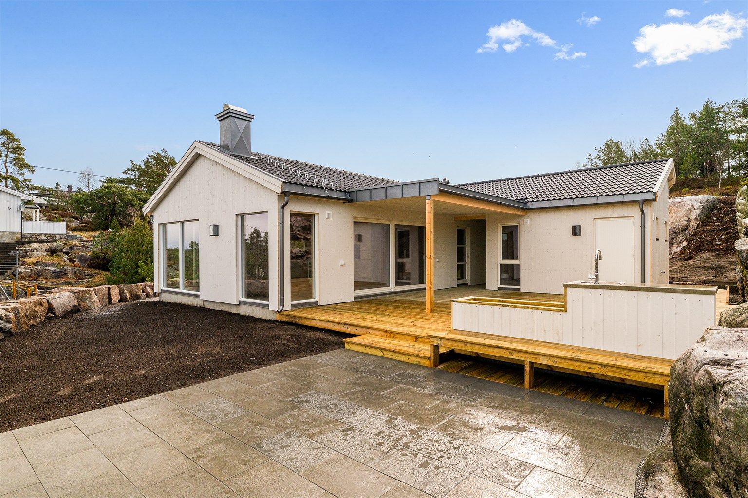 Terrassen har delvis overbygg og utekjøkken.