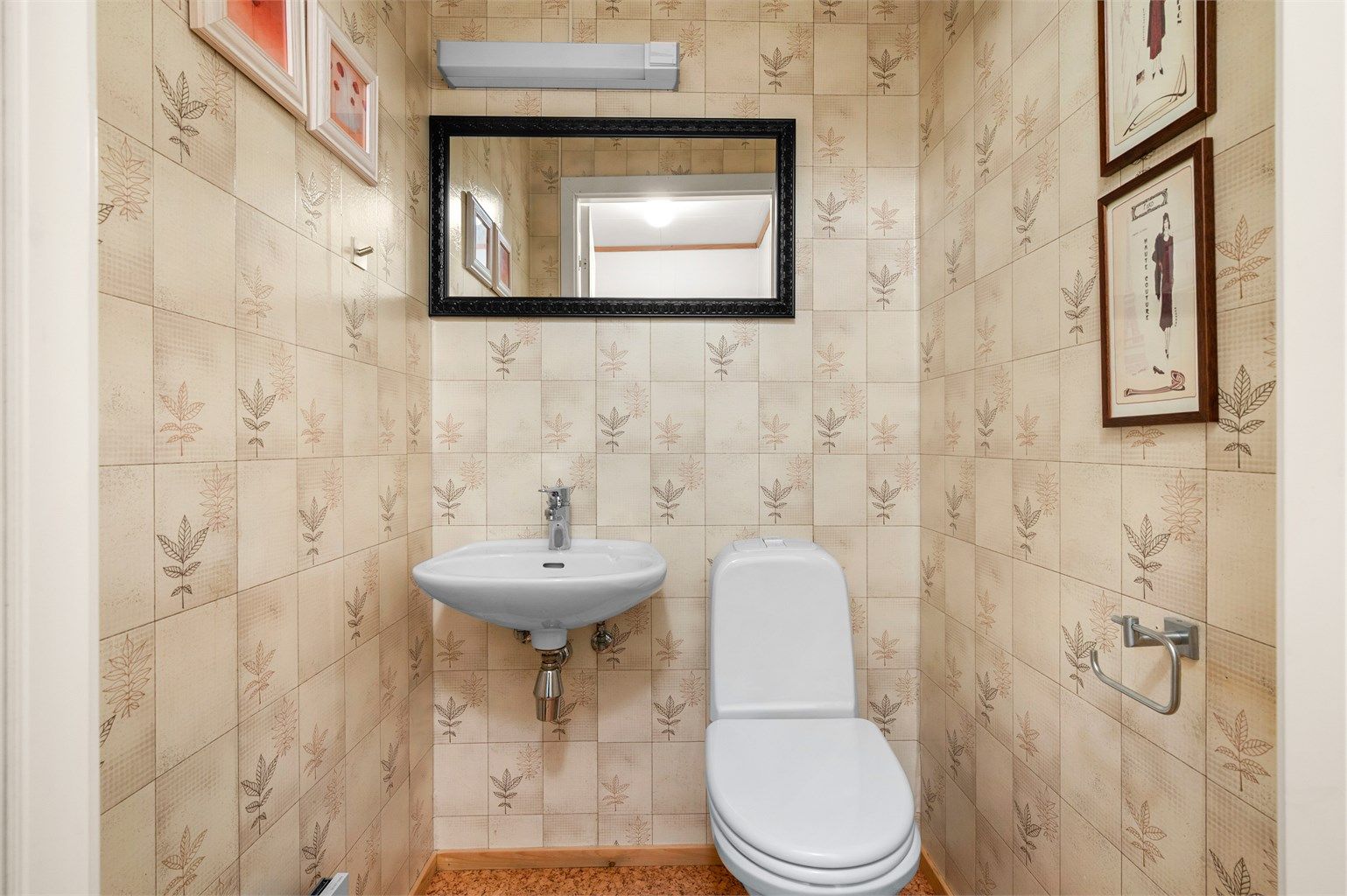 Toalettrom i 1. etasje – praktisk plassert i tilknytning til oppholdsrommene.